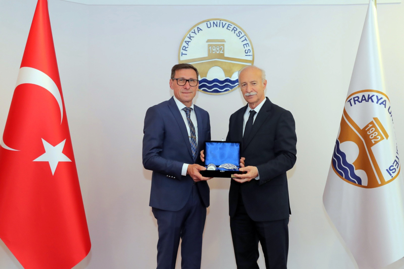ODULUNU-CUMHURBASKANI-ERDOGANIN-ELINDEN_446232_131821 - Kopya-i674ae75d0436f.jpg